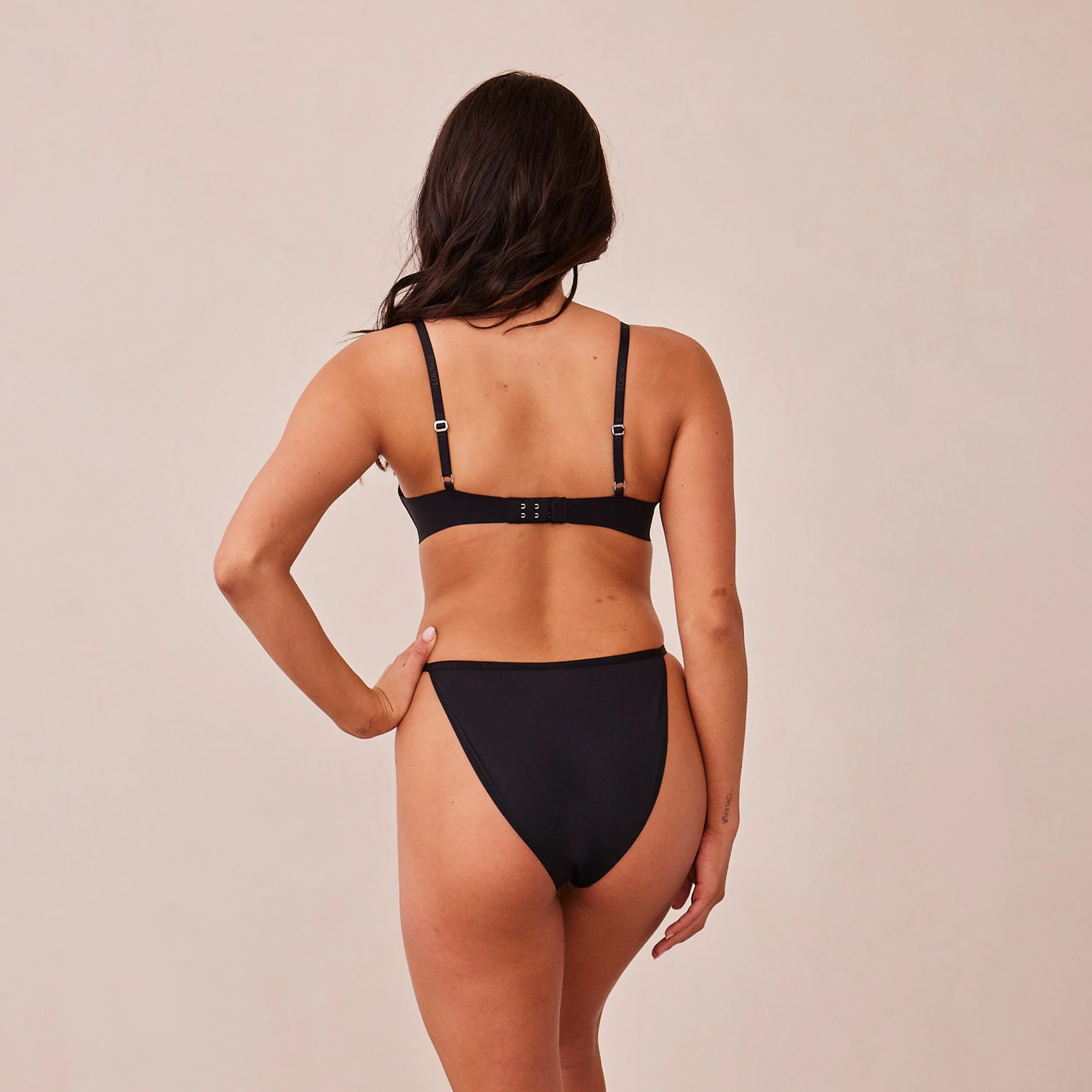 Light Non-Wired Plunge T-Shirt Bra - Black - Image 14