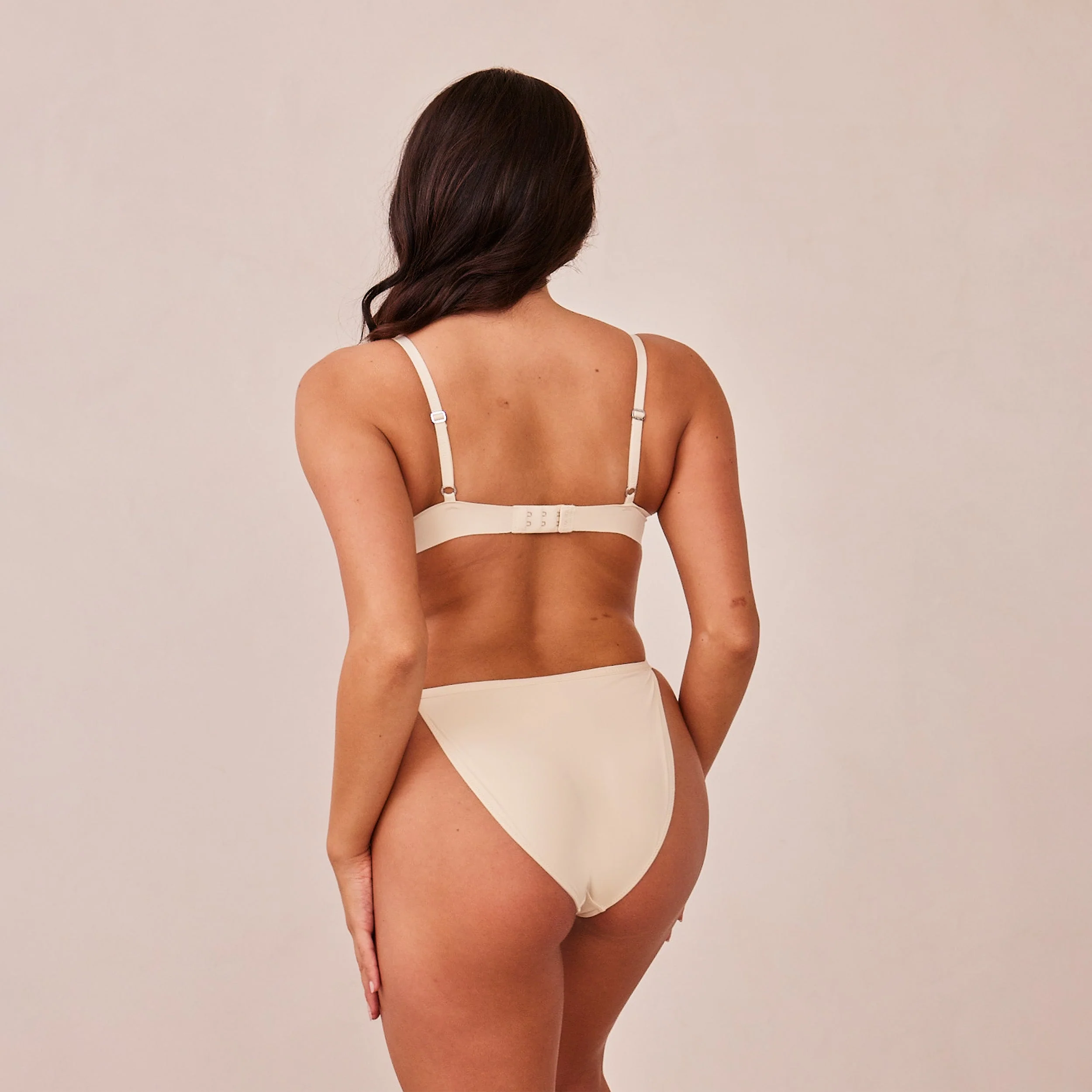 Light Non-Wired Plunge T-Shirt Bra - Latte - Image 14